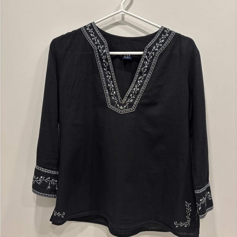 Vintage GAP Black Top with White Floral Embroidery